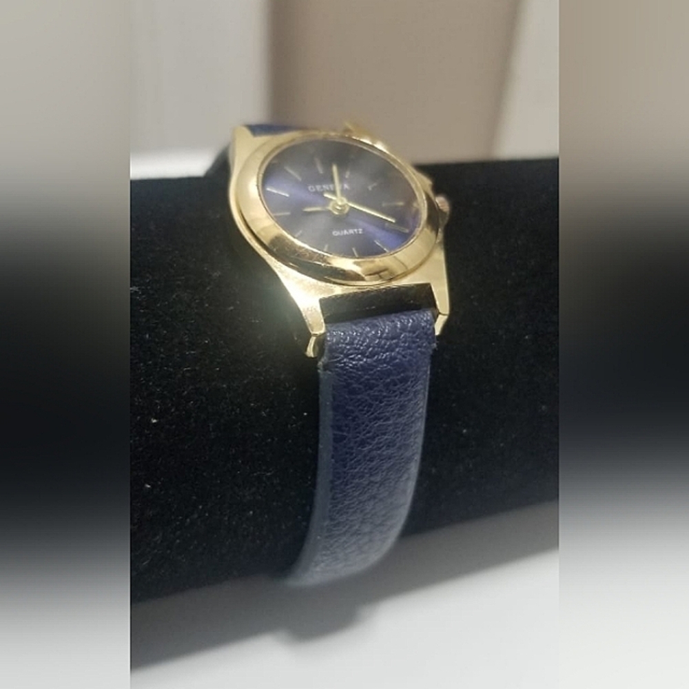GENEVA Ladies wrist Watch Blue Dial And Strap Dainty Gold Case Fits To 8. 🌴